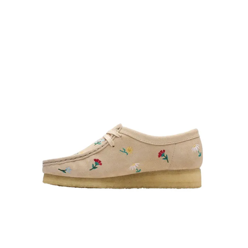 Clarks Women's Wallabee Taupe Embroidery brown 2680171