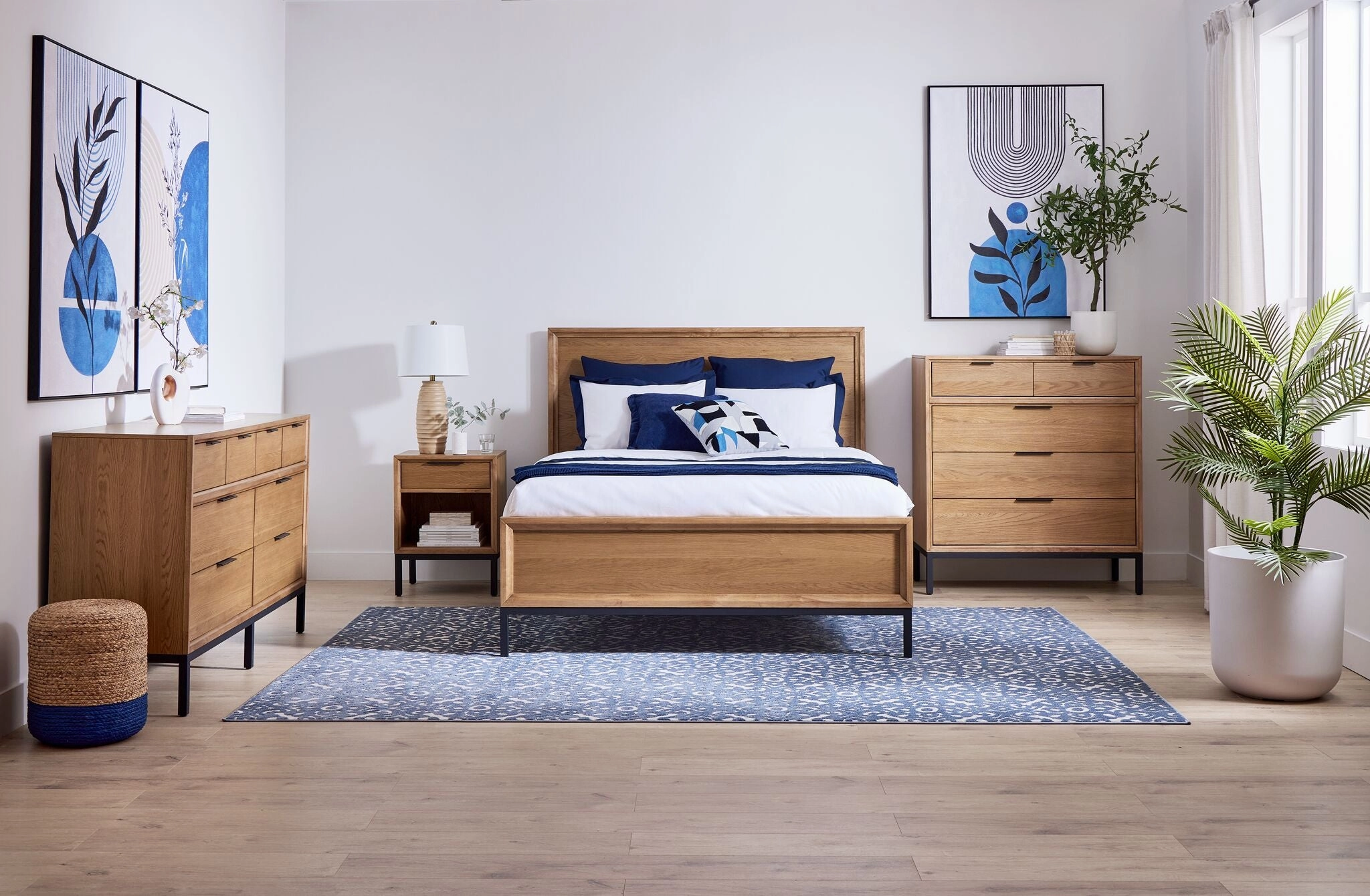 Feeling Connected - Newport 6 - Piece Queen Bedroom Package - Oak and Black