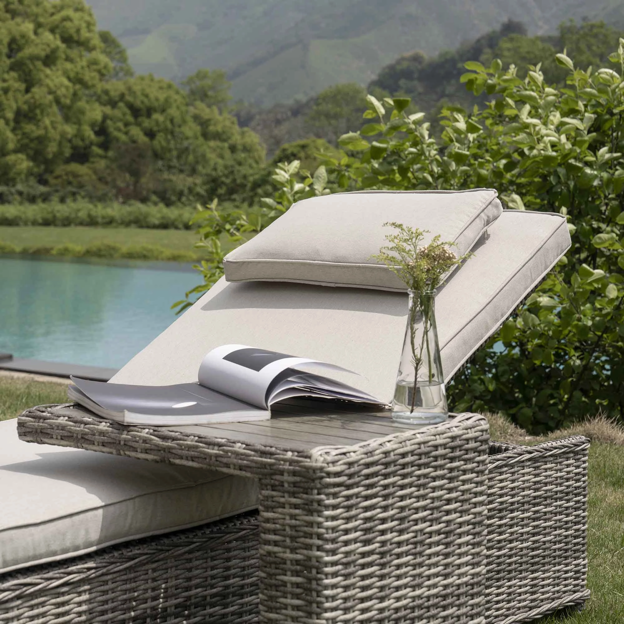 Hampshire Round Wicker Rattan Sun Lounger, Light Grey