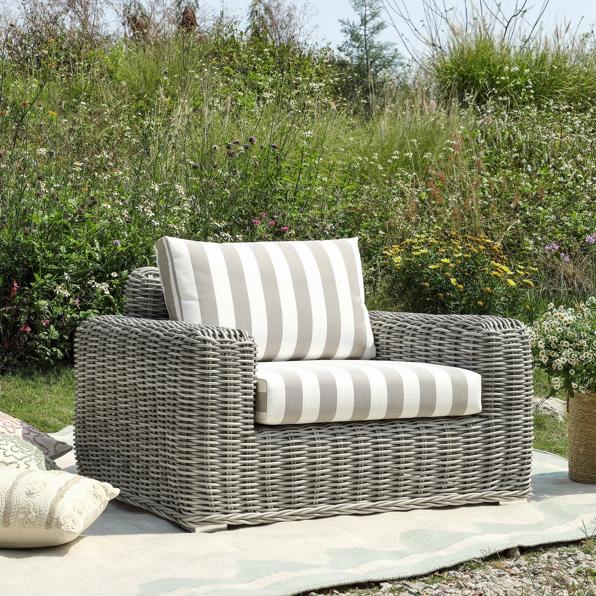 Matilda Sage Green Scallop Border Indoor Outdoor Handwoven Rug