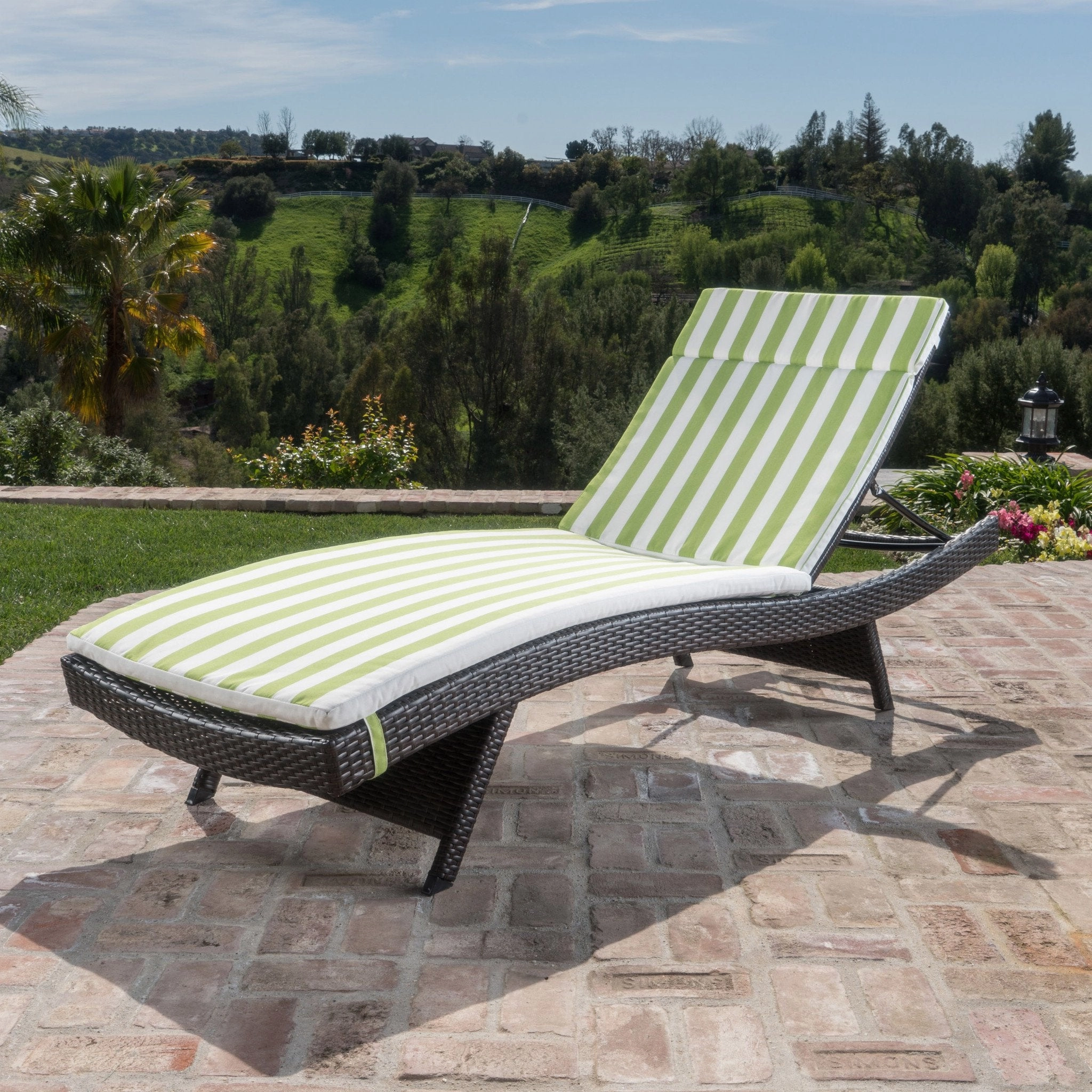 Outdoor Wicker Lounge with Water Resistant Cushion - NH870003 patio umbrella, gazebo
