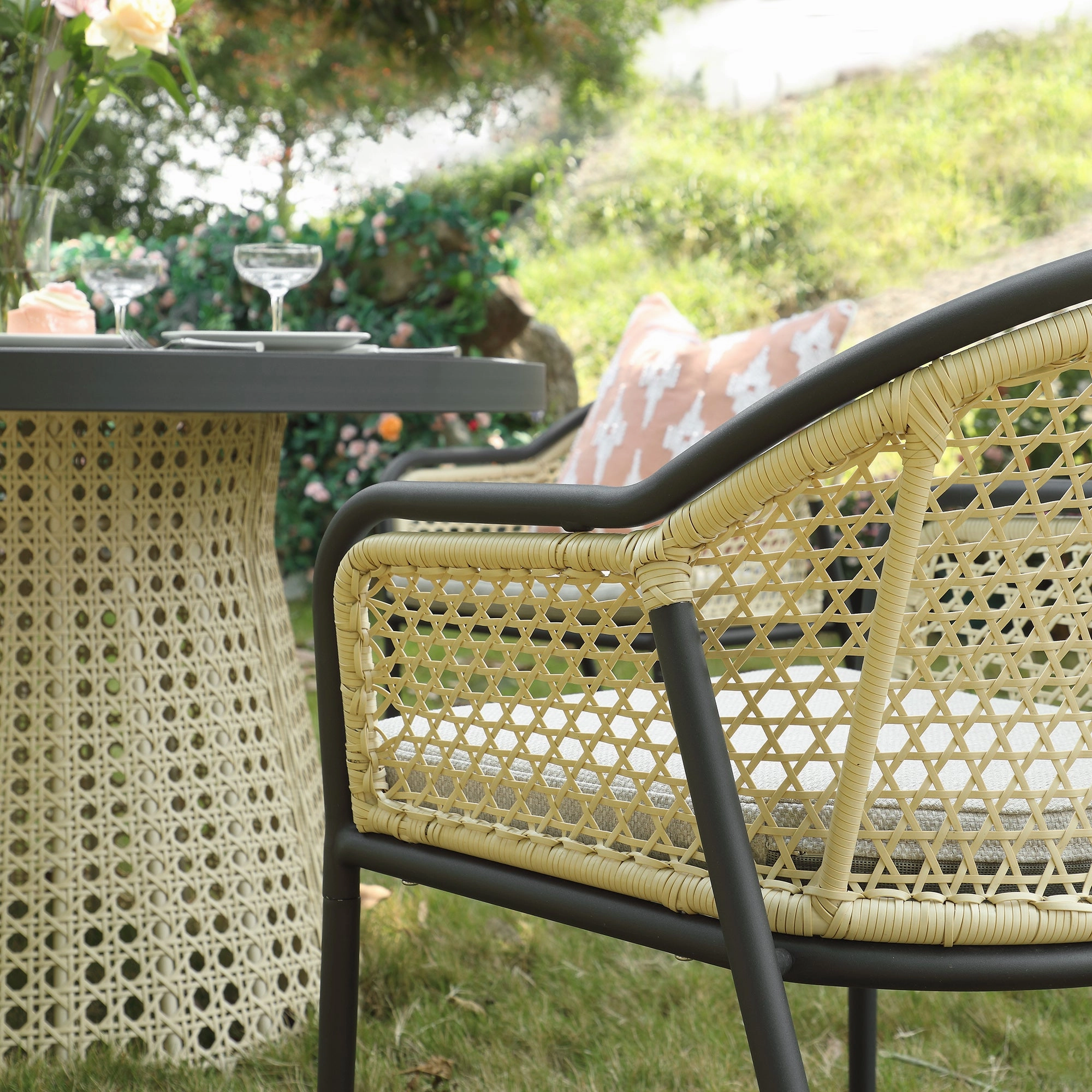 Pienza Outdoor Rattan 4-Seater Round Dining Set, Oatmeal Fabric with Black Frame