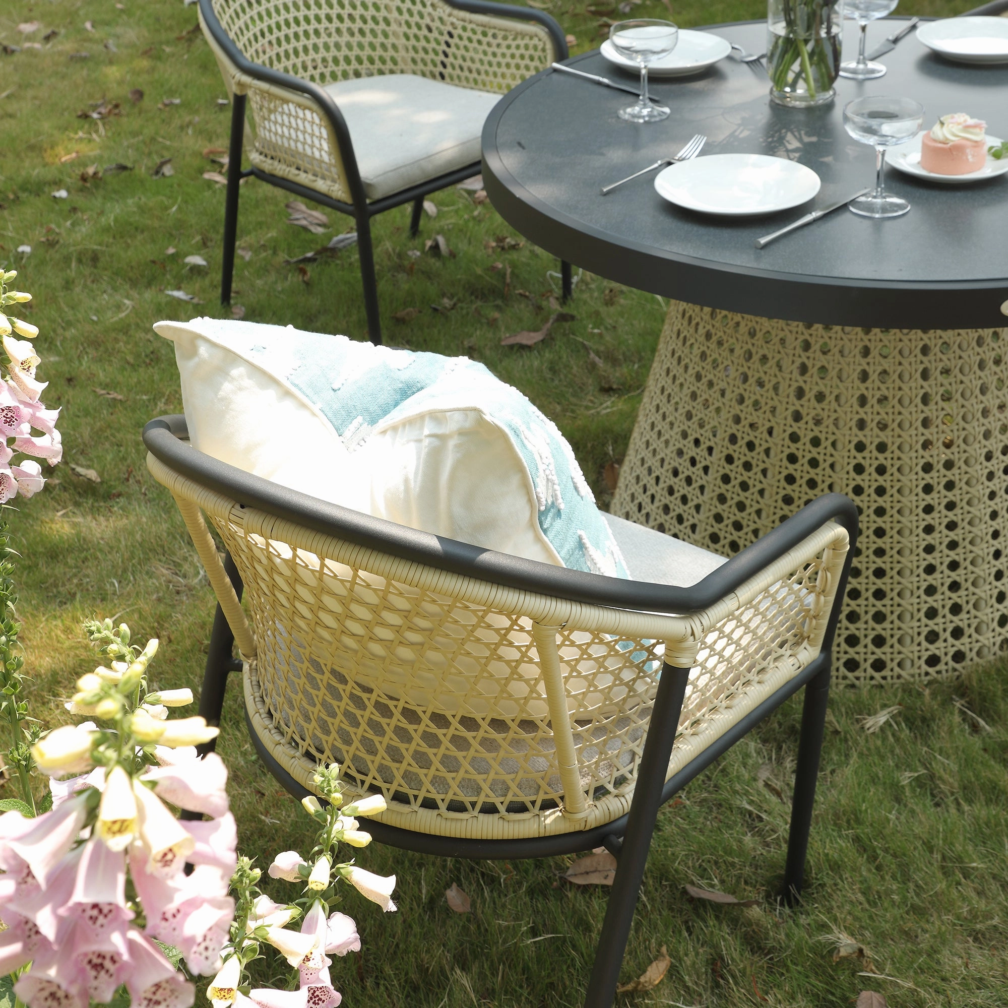 Pienza Outdoor Rattan 4-Seater Round Dining Set, Oatmeal Fabric with Black Frame