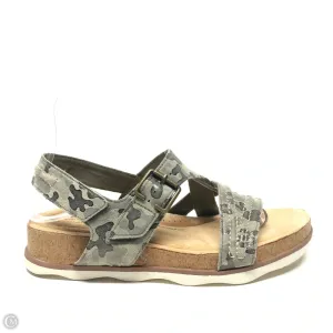 Sandals Flats By Clarks In Camouflage Print, Size: 7 clarks