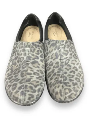 Shoes Flats By Clarks In Animal Print, Size: 7 clarks