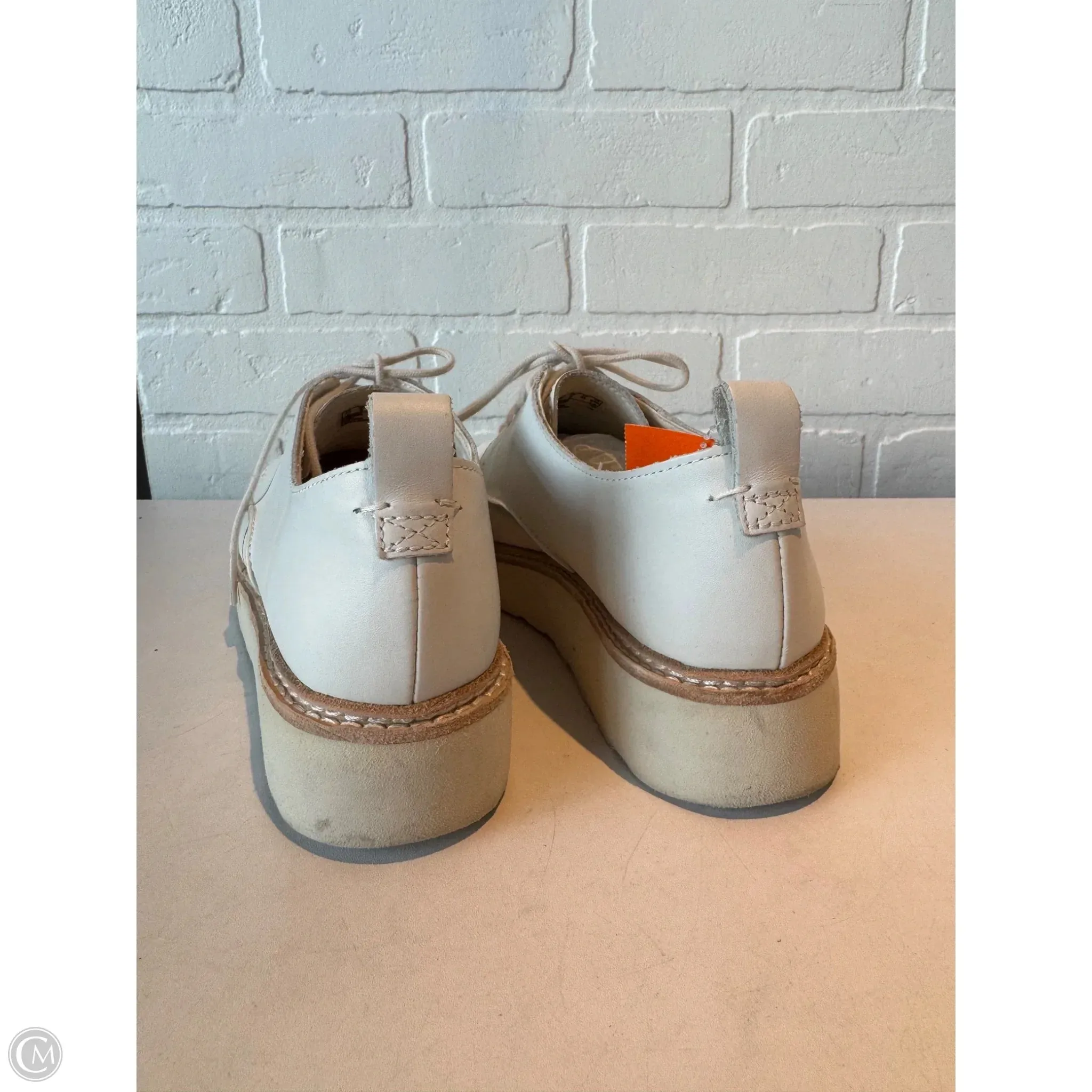 Shoes Sneakers By Clarks In White, Size: 8 clarks