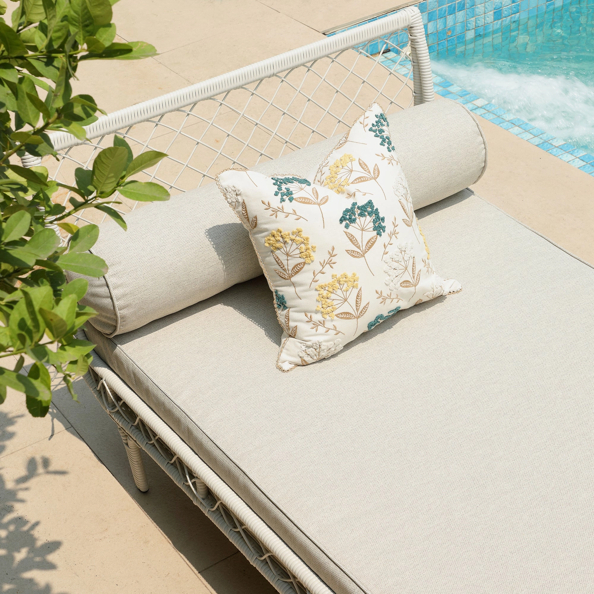 Willowbrook Lattice Weave Rattan Daybed, White