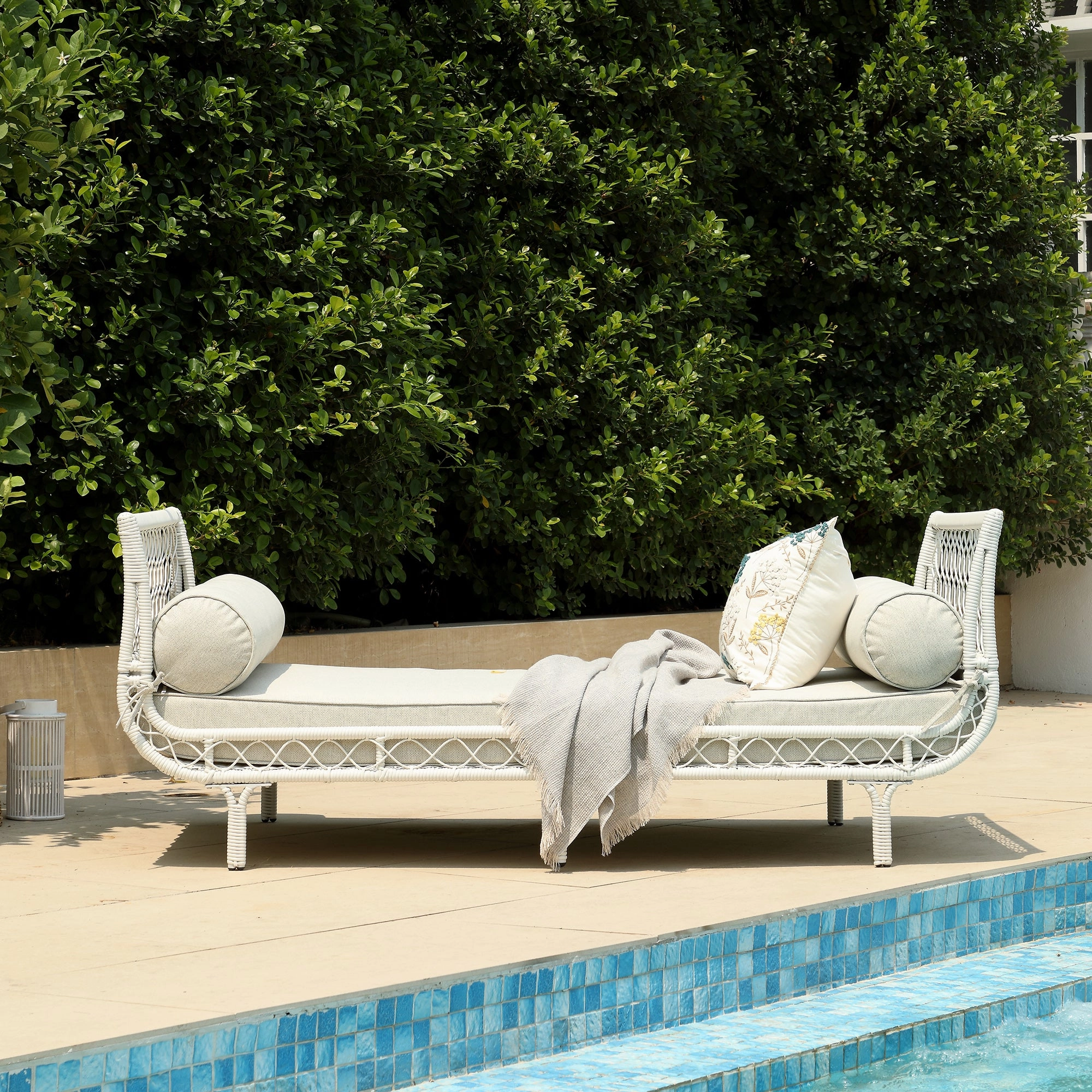 Willowbrook Lattice Weave Rattan Daybed, White